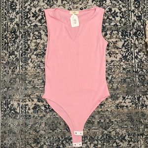 Entro pink bodysuit, new with tags. Size medium